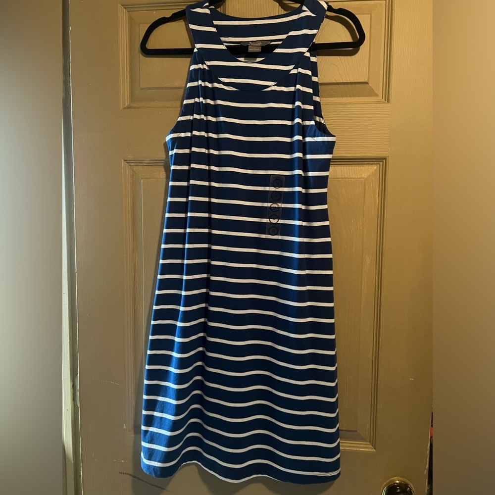 Ladies Naturals sleeveless dress size medium. NWT